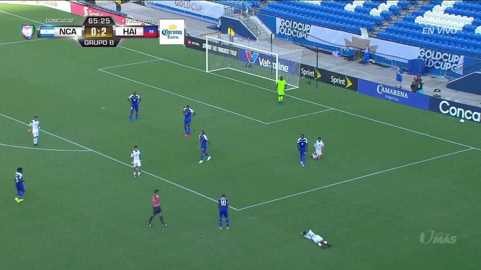 Tarjeta amarilla. El árbitro amonesta a Wilde-Donald Guerrier de Haiti