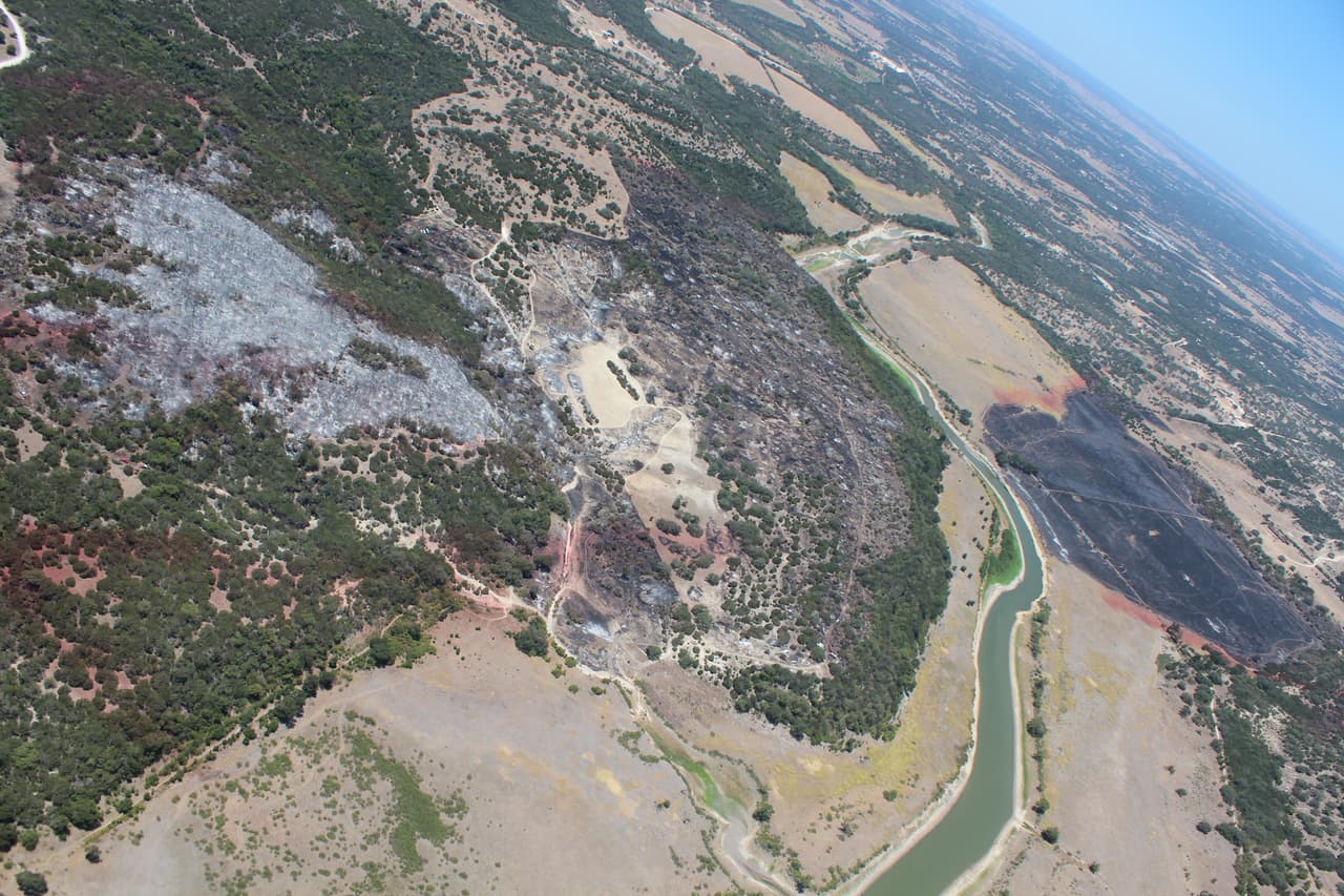 Los Servicios Forestales de Texas A&M enviaron varios aviones para combatir el incendio.