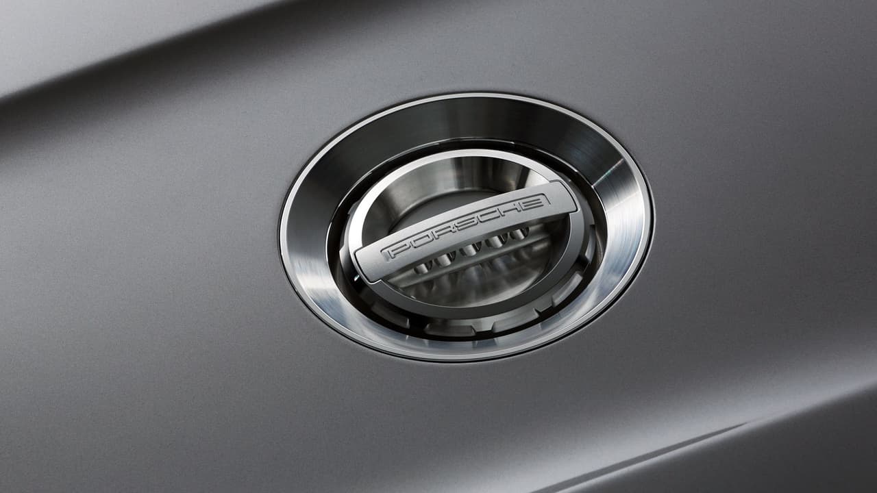 Otro detalle nostálgico es la tapa para del tanque de combustible central…