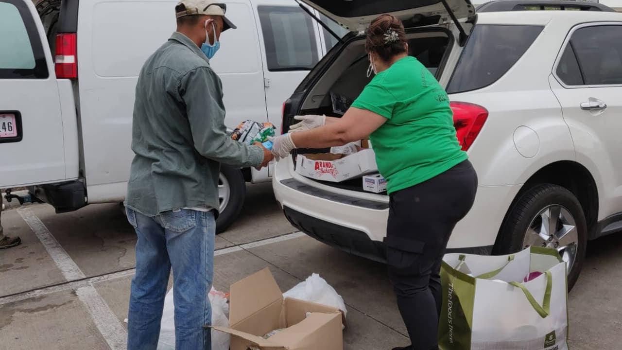 Las despensas incluyen, aceite, papas, huevos, cereal, frijol, arroz, leche, sopas instantáneas, pan blanco, mermelada y mantequilla de cacahuate.