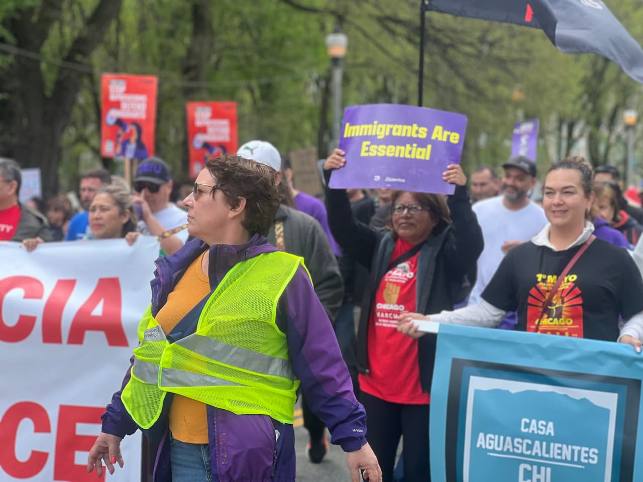 Grupos de trabajadores e inmigrantes caminan por las calles del centro de Chicago coreando mensajes de unidad y justicia.