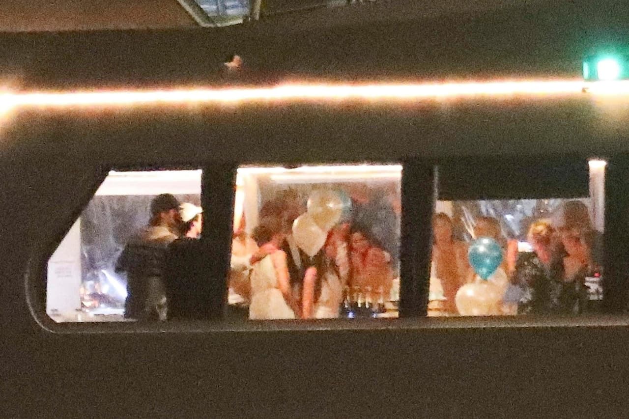 Durante la fiesta, del cual los amigos de Selena compartieron numerosos videos, hubo un momento en el que la intérprete de 'Same old love' se apartó del festejo para tener un momento a solas con Stevens.