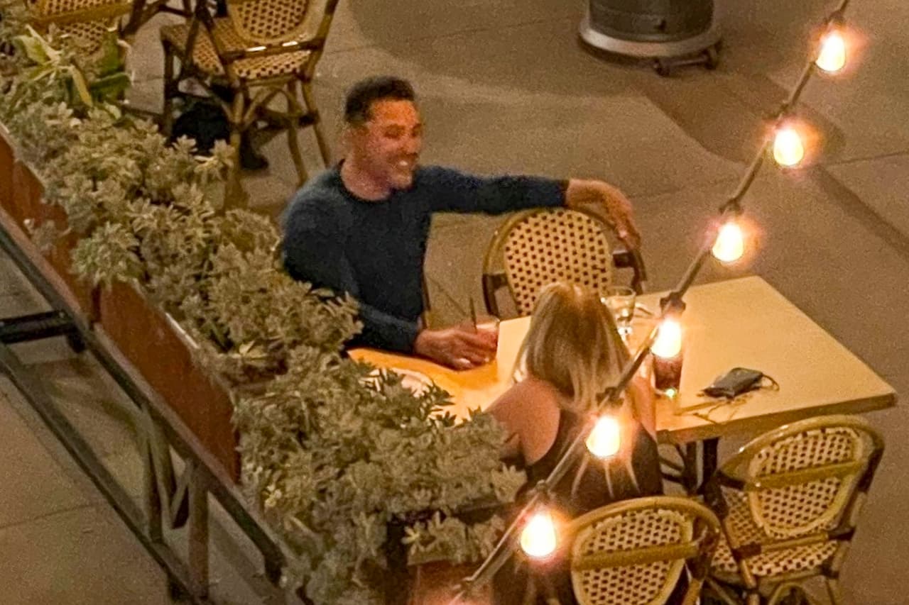 De la Hoya y Moakler lucían sonrientes mientras los paparazzi registraban su reencuentro, ocurrido 21 años después de la batalla legal que protagonizaron.