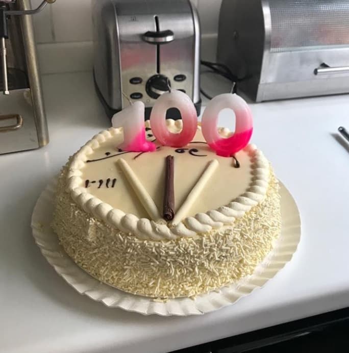 Este 18 de enero, Eva Mange, abuela materna de Thalía y Laura Zapata, cumple 100 años, y aunque ha tenido algunos problemas de salud, ninguno de ellos pone en riesgo su vida, por lo que esta mañana inició el día con un pastel, regalo de la mayor de sus 5 nietas.