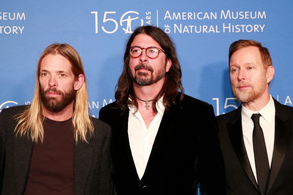 <b><a href="https://www.univision.com/noticias/estados-unidos/muere-taylor-hawkins-foo-fighters-baterista">Taylor Hawkins, músico </a></b>
<br>
<br>Hawkins (izquierda) murió en Bogotá, Colombia el 25 de marzo a los 50 años, tras sentir un fuerte "dolor en el pecho". 
<br>
<br>Integrante de Foo Fighters, banda fundada en 1994 por Dave Grohl, exbaterista de Nirvana, Hawkins comenzó a tocar la batería con 10 años y cuando presenció un concierto de Queen en 1982, el músico estuvo varios días sin dormir. "Fue el principio de mi obsesión por el rock and roll". Las autoridades colombianas indicaron en un comunicado que la muerte de Hawkins pudo haber estado "asociado con el consumo de sustancias estupefacientes". La banda, que se encontraban en Colombia para presentarse en el Festival Estéreo Picnic, pidió que la privacidad del músico fuera tratada "con el máximo respeto en este momento inimaginablemente difícil".