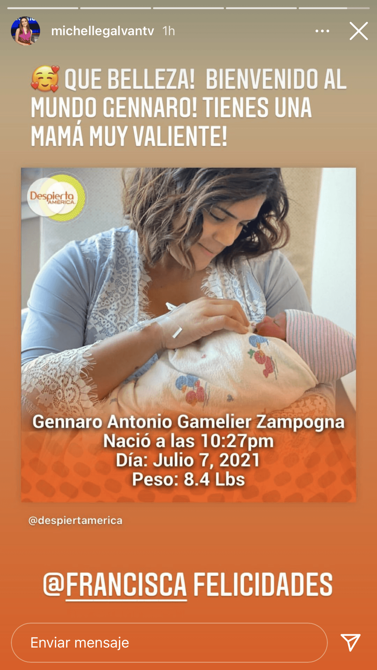 <b>Michelle Galván</b>, quien hace un año también
<b><a href="https://www.univision.com/famosos/michelle-galvan-perdio-25-libras-primer-impacto-fotos" target="_blank">fue madre por primera vez</a></b>, celebró la llegada del niño y a Francisca la describió como una "mamá muy valiente".