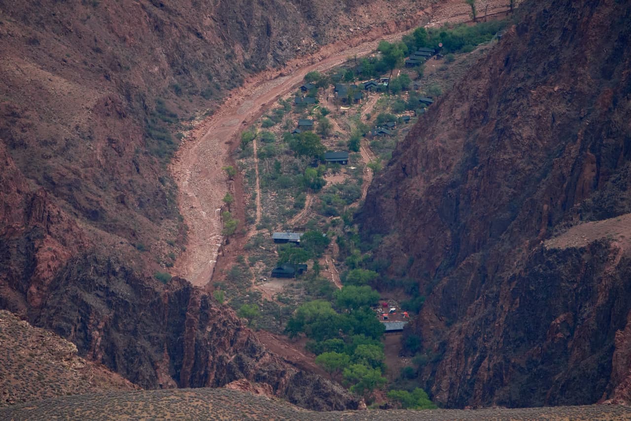 La naturaleza escarpada y rocosa del cañón canaliza el agua rápidamente. Lo que en otro lugar sería un aguacero veraniego normal, en el cañón puede convertirse en una impetuosa pared de agua.
