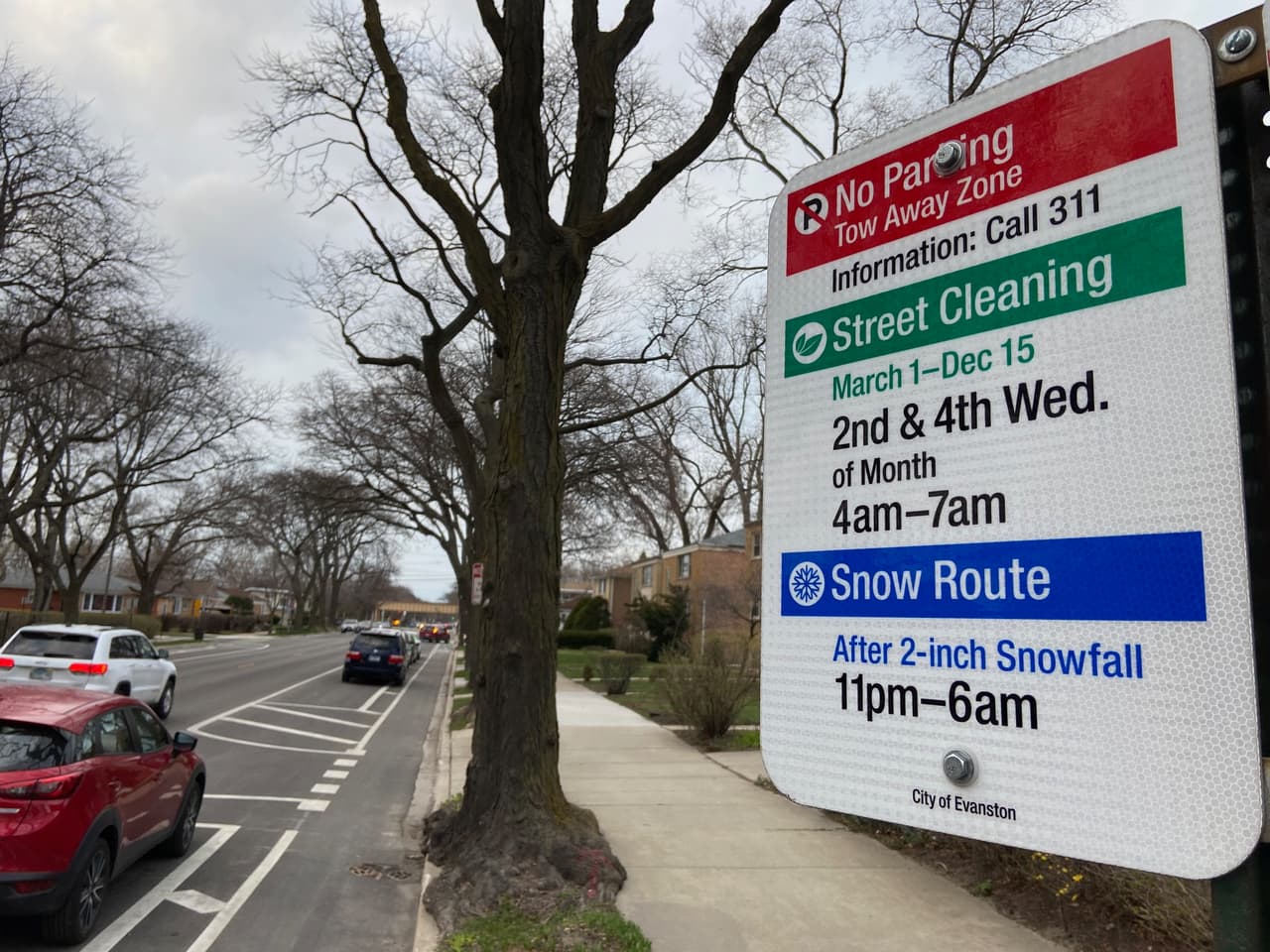 Recuerde que Chicago no cuenta con letreros permanentes con fechas y horarios de limpieza de calles residenciales. Generalmente los suburbios sí tienen este tipo de anuncios, facilitando la evasión de multas entre sus residentes. 
<b>Puede solicitar limpieza en su calles llamando al 311</b>.