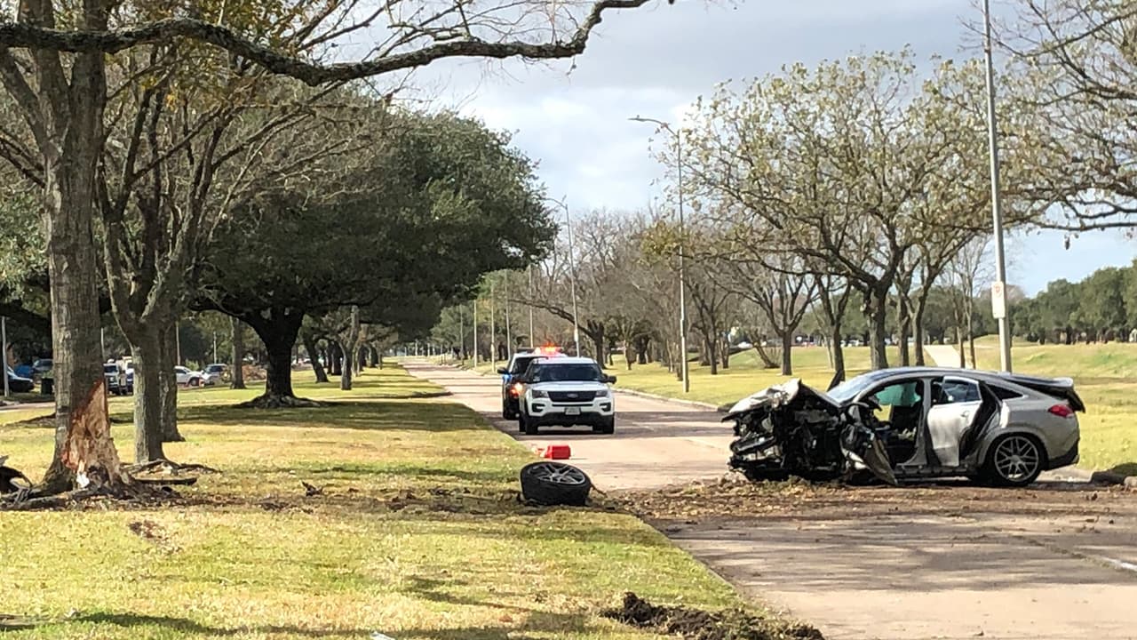 Si la ambulancia viene detrás de ti debes de hacerte de lado derecho y detenerte con precaución, nunca de lado izquierdo, por que podrías ocasionar un accidente.