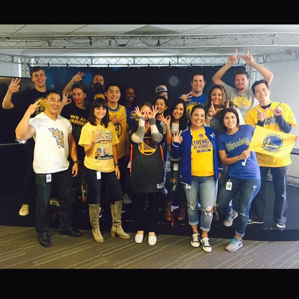 Fans muestran su apoyo a los Warriors