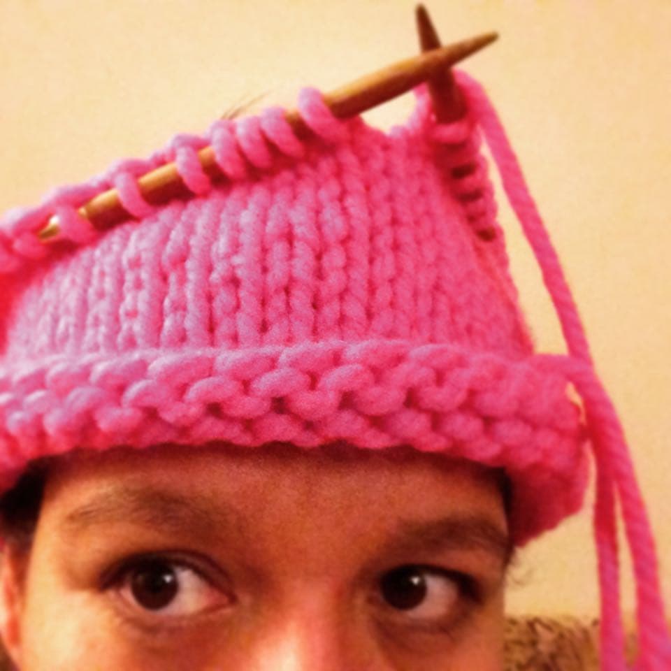 En Lovingston, Virginia, Stephanie Martin comparte: “tejiendo tarde en la noche para hacer tantos #pussyhats como me sea posible para el #pussyhatproject”