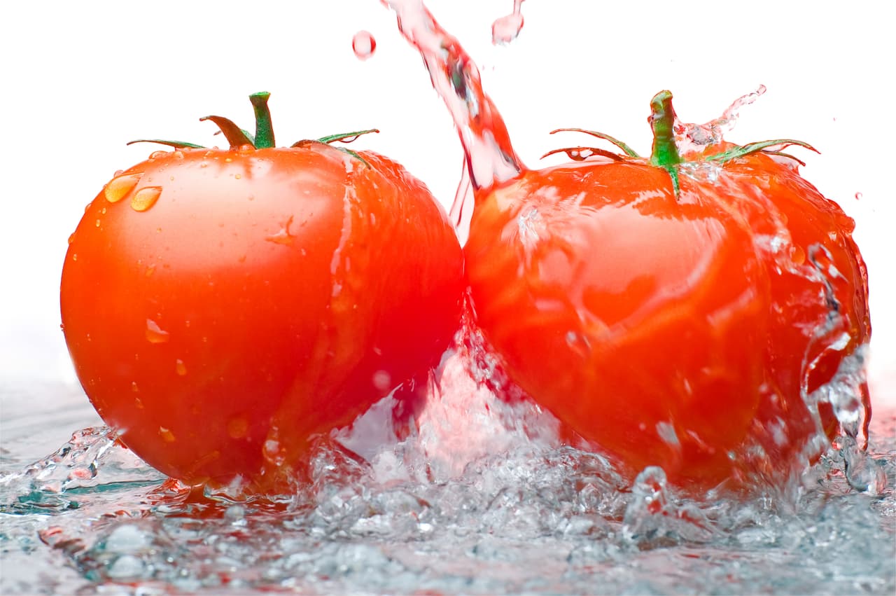 Los tomates hay que conservarlos a temperatura ambiente para evitar que se arrugen, maduren y cambien su sabor.