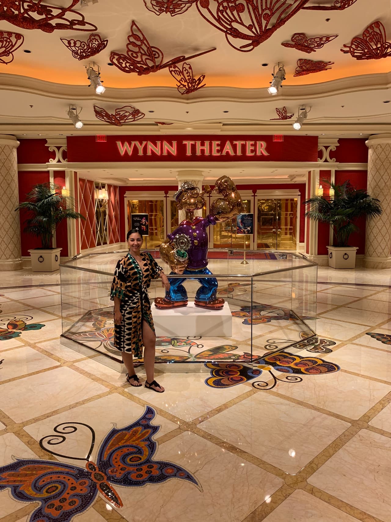 Afuera del teatro del hotel donde se hospedó estaba la estatua de un
<b>'Popeye'</b>, creada por el artista
<b>Jeff Koons</b>, y como todos los días pasaba por ahí decidió detenerse para posar.