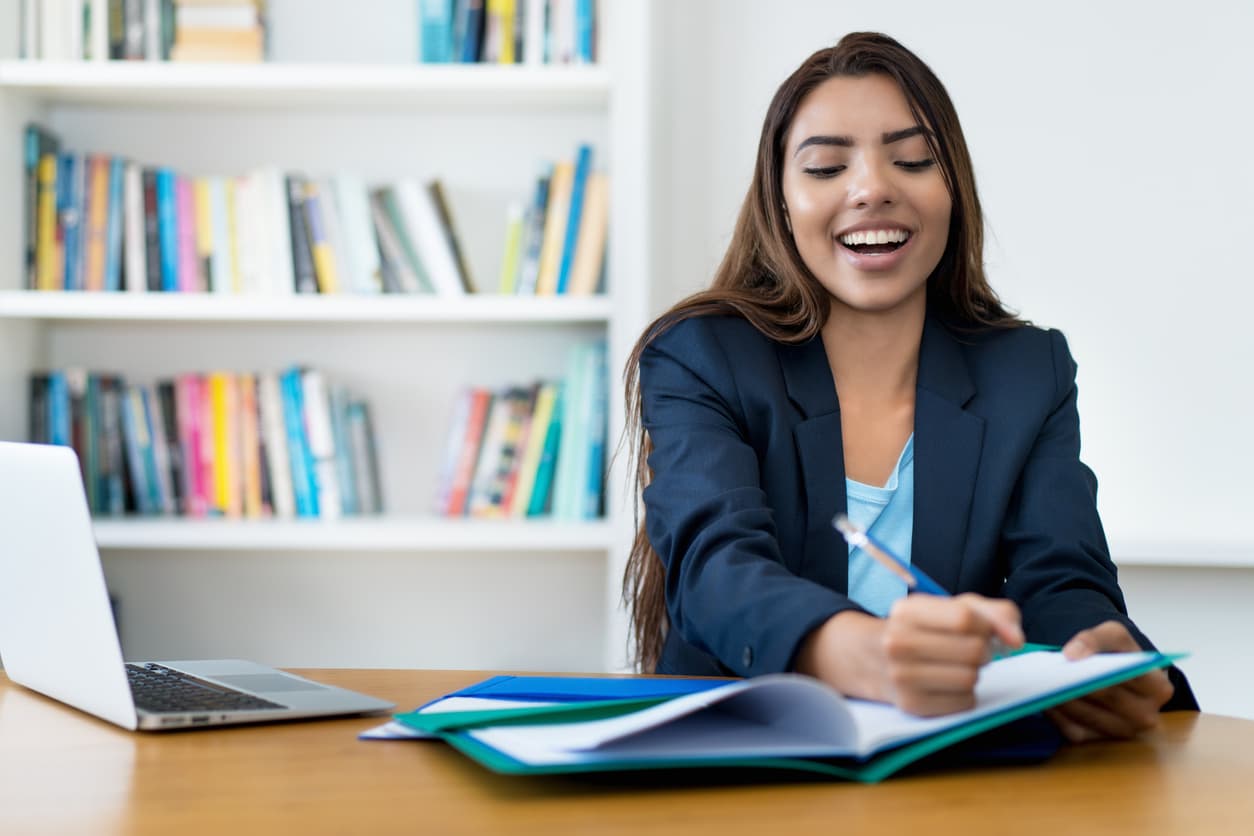 Si eres latina y te sientes orgullosa de las luchas y el éxito de tu cultura, la beca Poderosas es para ti.