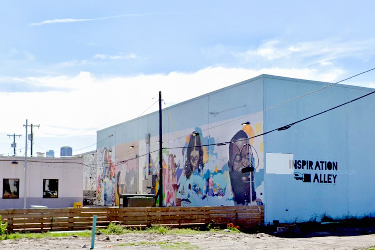 <i><b>Callejón de la inspiración, Fort Worth, Texas.</b></i> Esta colorida zona en la ciudad texana está llena de murales de artistas locales que se cambian constantemente. Desde allí puede caminar hasta al distrito cultural, donde podrá ver más arte en la calle y encontrarse con los impresionantes exteriores de los museos The Modern y The Kimbell.
