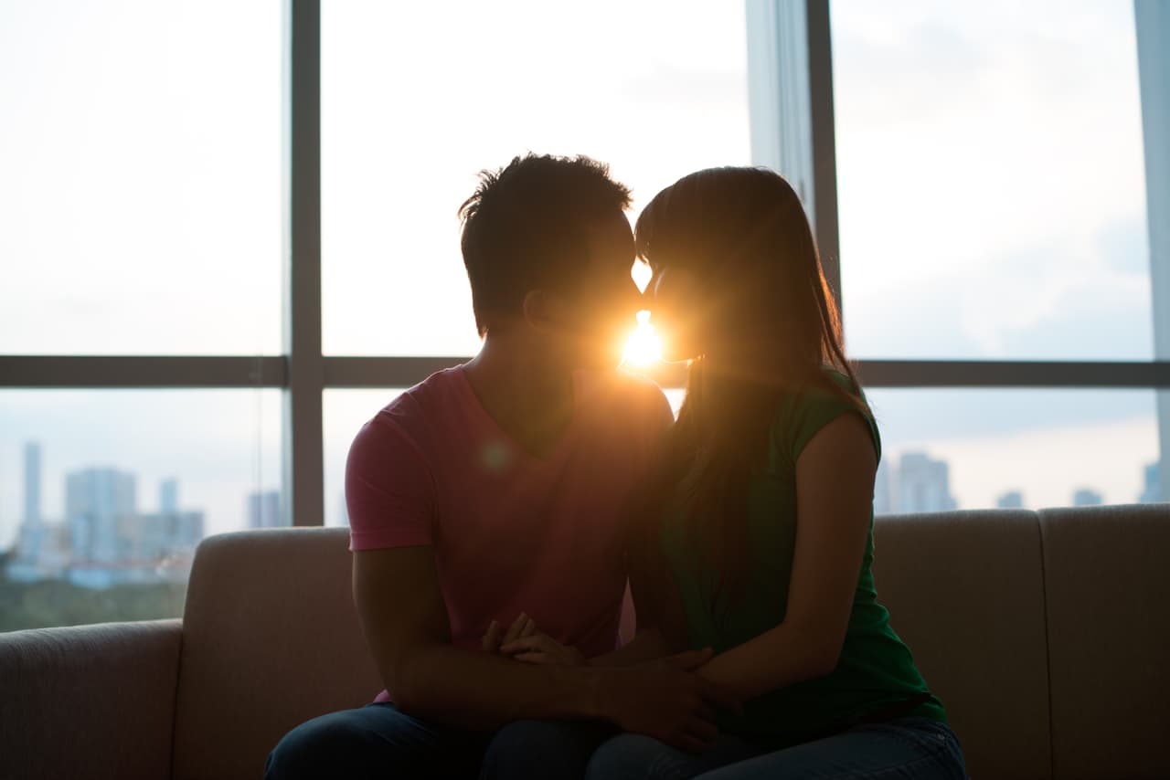 ¿Has escuchado el dicho ‘el amor es ciego? Pues es cierto: contrario al resto de las zonas del cerebro que se desactivan por el enamoramiento, las regiones que regulan las emociones negativas y el juicio crítico están apagadas. Por eso cuesta tanto ver la realidad al estar enamorado.