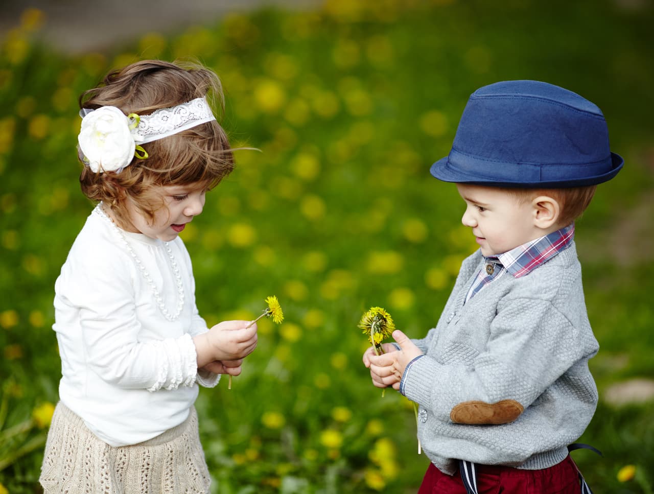 La noradrenalina es la hormona responsable de hacer que el individuo se sienta bajo un estado de euforia total. Además, es la que provoca el rubor en las mejillas y la excesiva sudoración en las manos. Que no te dé pena tomarle de la mano, ¡es lo más normal!
