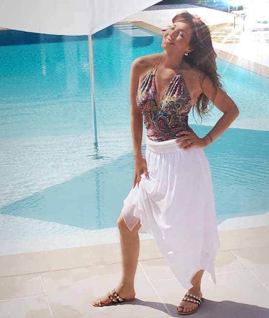 La cantante tambián aprovechó estos días para tomar el sol al pie de una psicina.