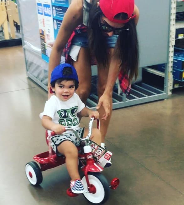 Alejandra Espinoza pasa estos días feliz de la vida con el pequeño Matteo, quien lleva unos zapatitos muy acordes a la fecha.