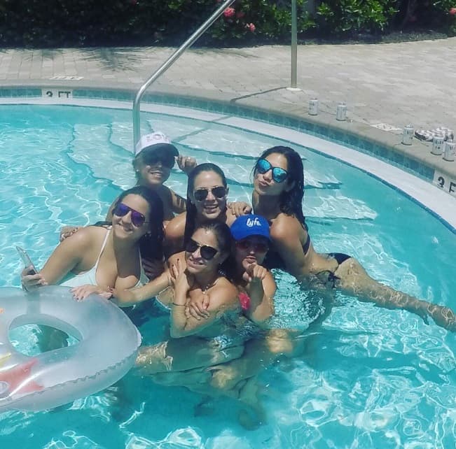 Ale tampoco se olvió de tomar un refrescante fin de semana en la piscina con sus amigas.