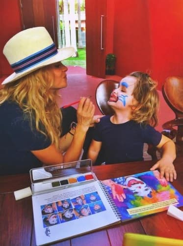 Una faceta poco vista de la cantante, donde muestra sus dotes como maquillista, para dejar al pequeño caracterizado como payasito.