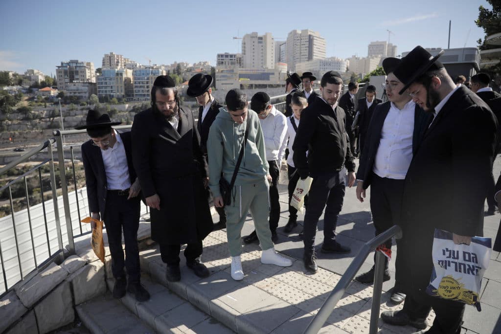 Personas oran en el lugar donde ocurrió el ataque mortal en Jerusalén.