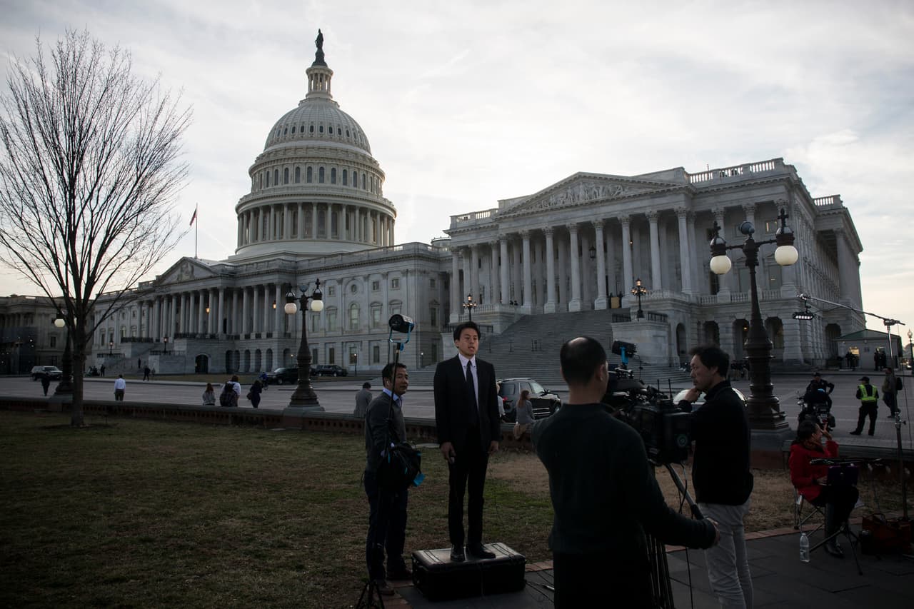Periodistas frente al Capitolio antes del anochecer. El presidente Trump y los representantes demócratas llevarán una serie de invitados con los que intentarán dar sus puntos de vista sobre la situación actual del país.