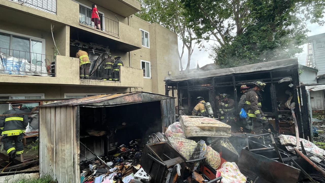 Bomberos de Oakland extinguen fuego en edificio de apartamentos