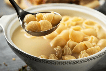 La 
<b>sopa de galets </b>se sirve tradicionalmente como entrante en Cataluña en la cena de Nochebuena, y es una forma estupenda de vencer al frío de estos días. La sopa se prepara sobre la base de verdura o pollo (o ambos) y galets, un tipo de pasta con forma de caracol. En algunas casas se rellenan, los galets acostumbran rellenarse con carne para ganar en sabor y dar un toque especial al plato.