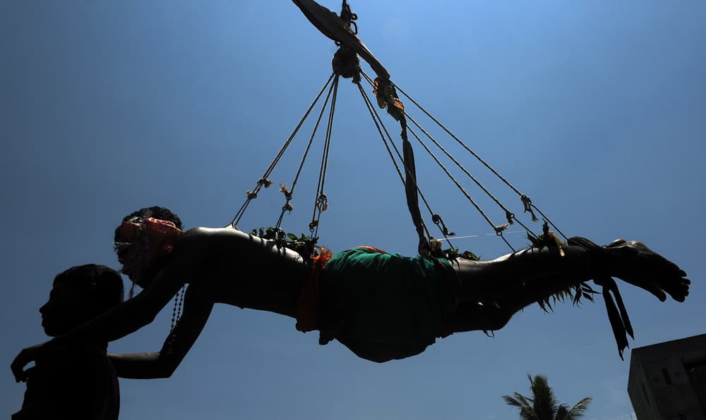 En la India, muchos religiosos se cuelgan de la piel con ganchos