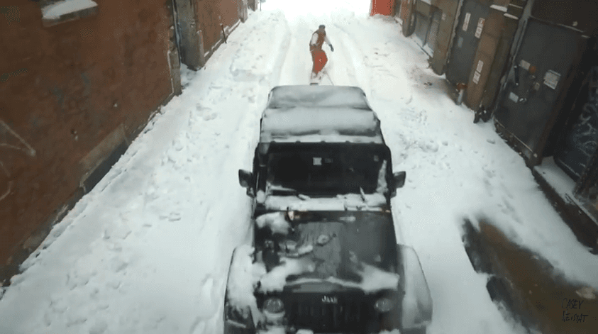 Hombre surfea por las calles nevadas de NY