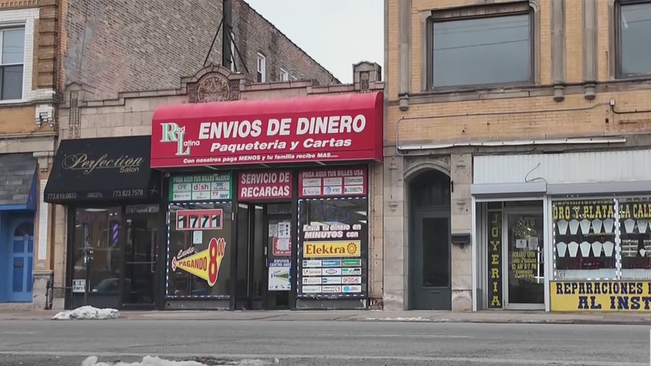 Dólar flaco reduce remesas a México y te explicamos cómo afecta a migrantes en Illinois