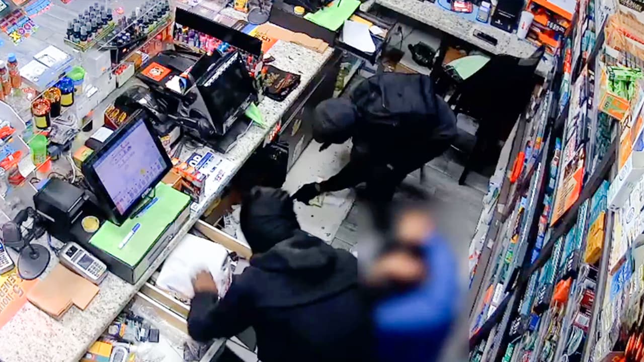 Revelan video de robo a mano armada en una tienda de Houston y buscan a los sospechosos