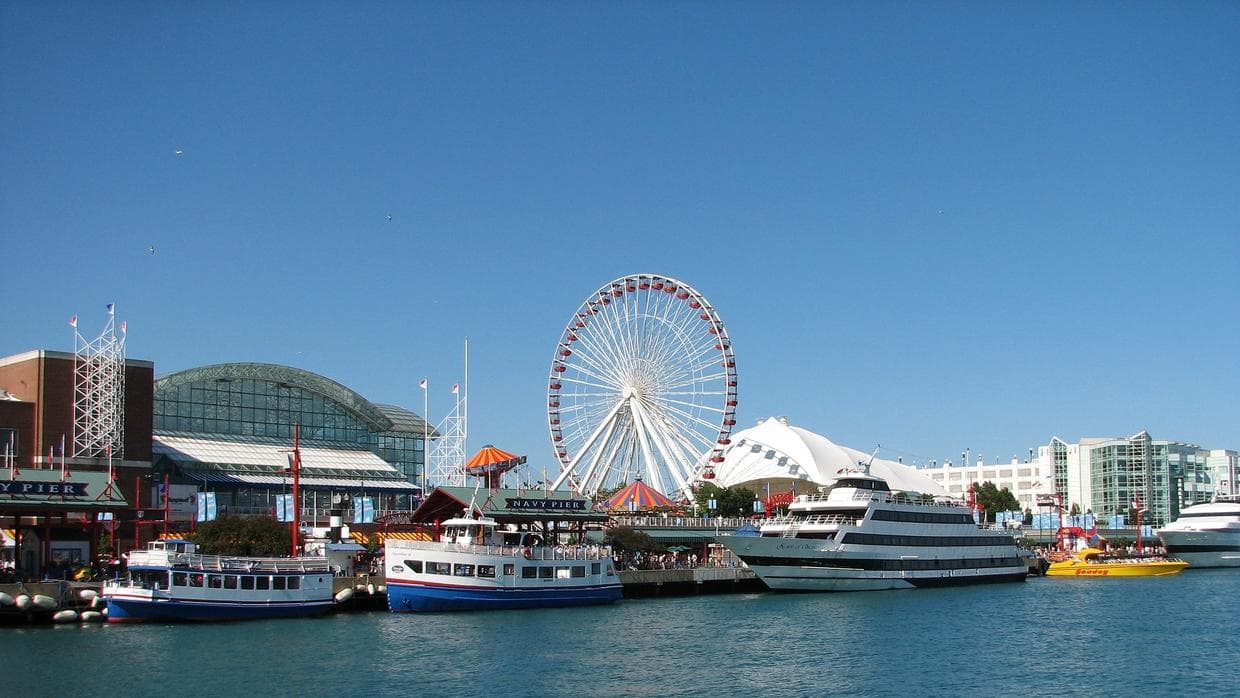 <b>Navy Pier</b> anunció en agosto que
<a href="https://navypier.org/media-and-pr/navy-pier-temporary-closure-september-2020/" target="_blank">cerrará después del Día del Trabajo</a>, ya que Chicago enfrenta restricciones y déficits presupuestarios durante la pandemia de coronavirus.
<br>El muelle cerrará sus puertas el 8 de septiembre y "anticipa su reapertura" en la primavera de 2021, según un
<a href="https://navypier.org/media-and-pr/navy-pier-temporary-closure-september-2020/" target="_blank">comunicado</a>.
