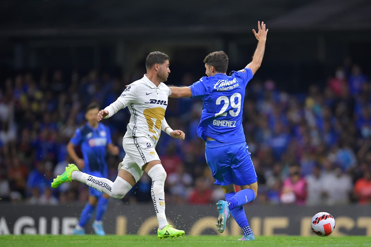 Pumas se quedó sin ‘Palermo’ Ortiz a mitad del segundo tiempo, cuando el central jaló a Giménez, quien se perfilaba para entrar al área sin marca y al mano a mano con Talavera.