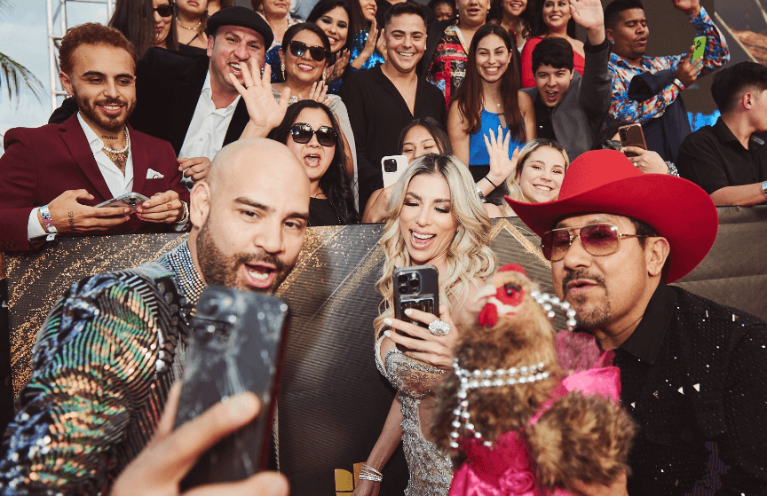 Los locutores El Bueno, La Mala y El Feo atendieron a sus fansy por supuesto que llevaron a La Gallina Vidente, quien llegó vestida muy elegante.