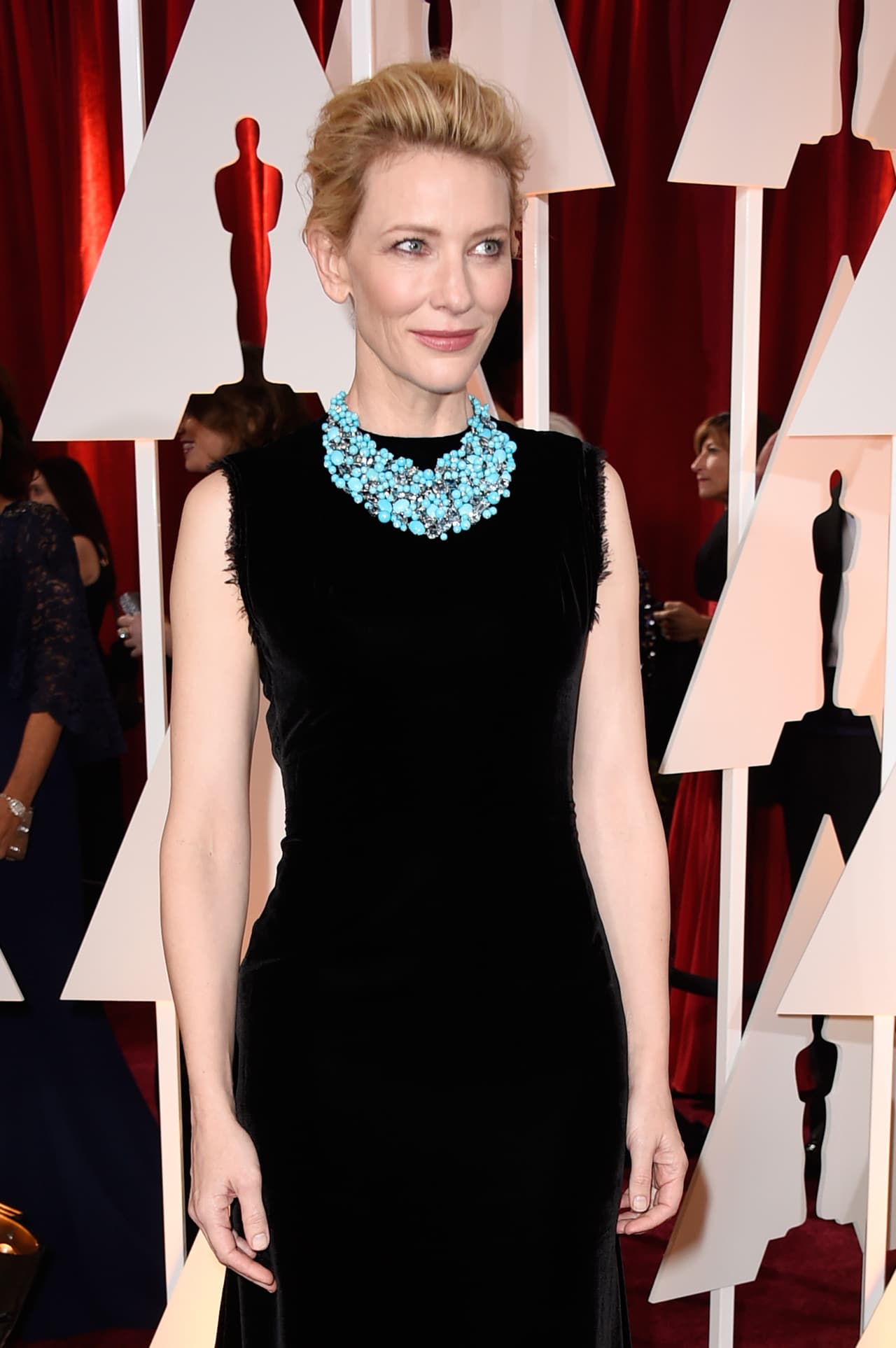 Apostó por un tremendo collar de turquesa que destacó perfecto en el atuendo que eligió.