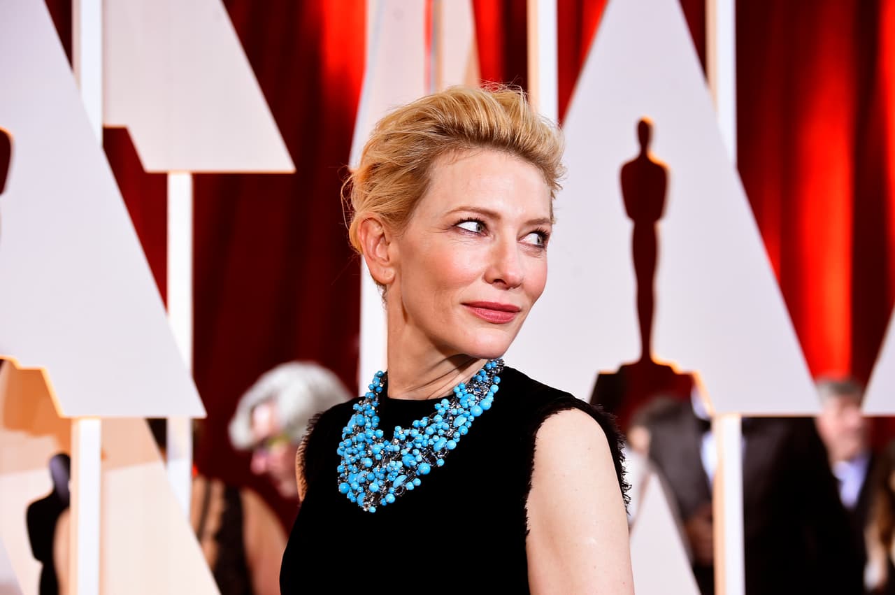 El cabello recogido y un maquillaje muy natural, que enmarcaron su precioso rostro.