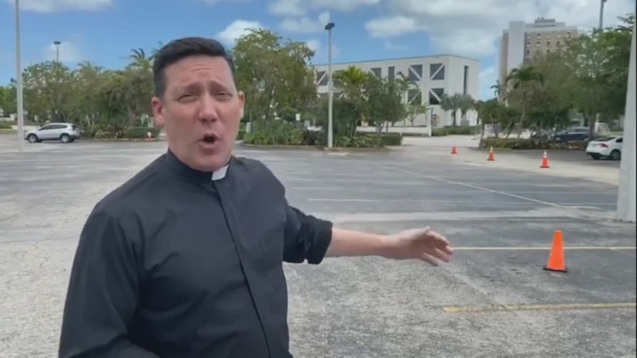 Arquidiócesis de Miami pide a las parroquias detener el “autoservicio” de confesiones, comuniones y bendiciones.
