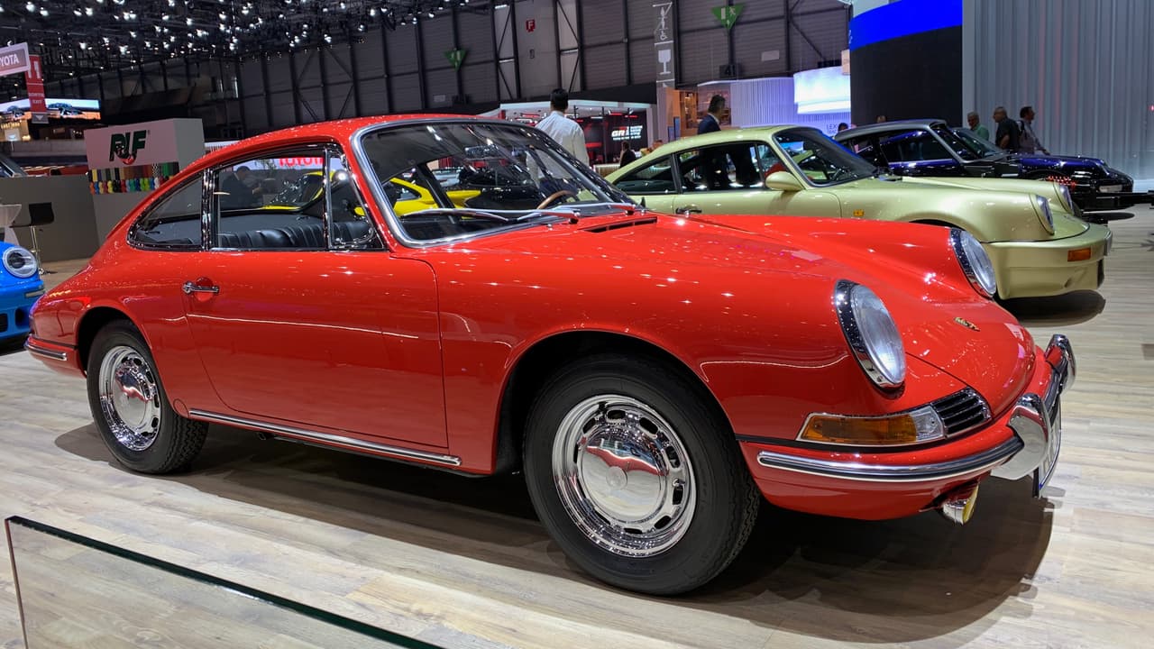 <h3 class="cms-H3-H3">Porsche 901 Chasis #078</h3>
<br>Esta belleza eterna fue el primer Porsche 901, renombrado poco después como 911, en ser mostrado por su fabricante en un auto show. Su debut ocurrió hace 54 años en el Auto Show de Ginebra número 35 (¿donde más?), comenzando la carrera del deportivo más celebrado en la historia del automóvil.