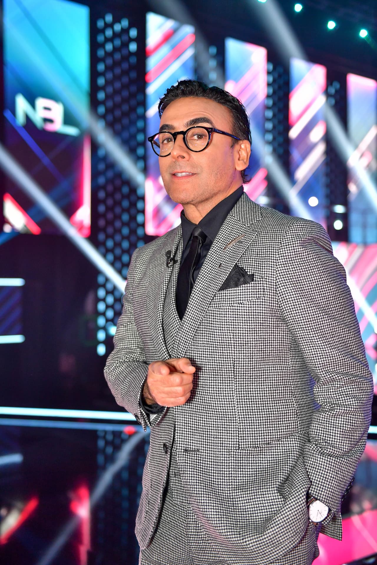 Se trató de un traje gris con una camisa y corbata negras, así como un elegante reloj.