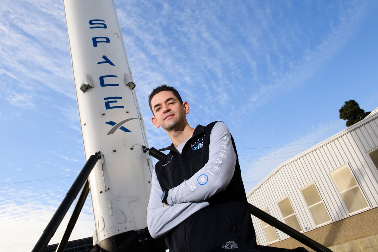 Isaacman, comandante de la misión, no quería simplemente llevar a algunos amigos, así que 
<a href="https://www.nytimes.com/2021/09/14/science/spacex-launch-mission-inspiration4.html" target="_blank">abrió oportunidades a tres 'personas comunes'</a>. 
<br>
<br>El empresario dio nombres a los cuatro asientos disponibles en la nave espacial para representar las cualidades que esperaba que representara la misión: liderazgo (reservado para él), ‘esperanza’, ‘generosidad’ y ‘prosperidad’. 
<br>