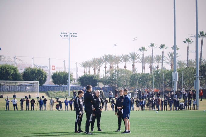 Platicó con los mellizos Barros Schelotto y el resto del cuerpo técnico.