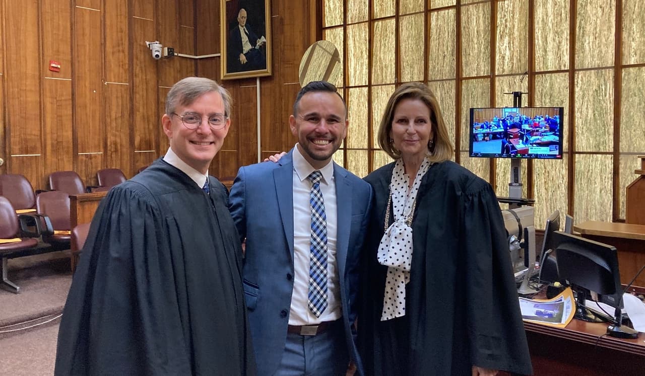 El ex convicto, Ángel Sánchez, con sus mentores; la jueza federal Kathleen William y el juez de circuito de Florida Miguel de la O, tras su admisión en el colegio de abogados de Washington DC en el juzgado de Miami donde fue condenado a 30 años de prisión en 1999. 16 de septiembre de 2022