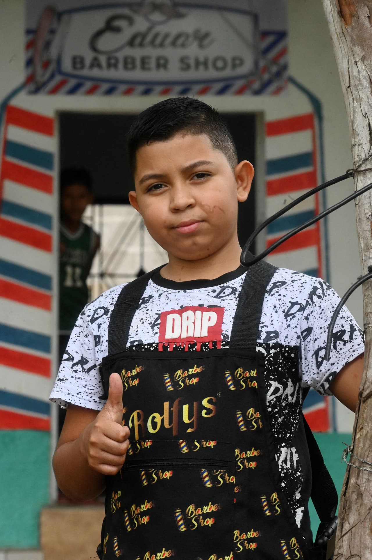Dos de sus hermanos y varios de sus amigos 
<a href="https://www.univision.com/temas/inmigracion">emigraron a Estados Unidos</a> en busca de mejores oportunidades, pero Eduardo Espinal, un niño de 12 años, apuesta a un futuro en Honduras, donde abrió una barbería el mes pasado para ayudar a su familia.
<br>