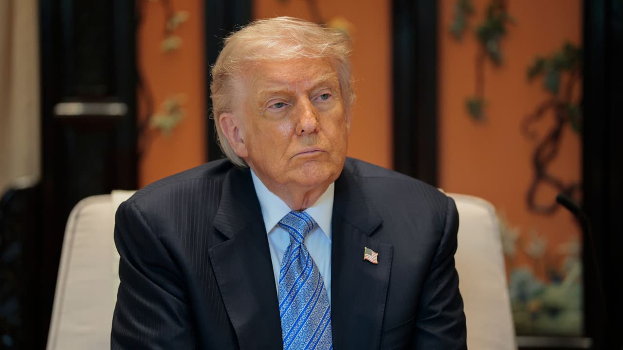 Juez federal frena políticas de la Administración Trump y ordena reactivar miles de trámites migratorios para latinos