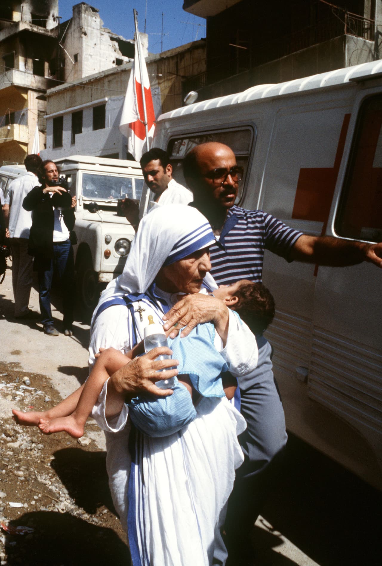 A partir de 1965, su congregación se estableció en Venezuela con tan solo cinco hermanas.
<sup> </sup>Hacia 1968, la Madre Teresa había inaugurado establecimientos en Roma, Tanzania y Austria e incluso se extendió por gran parte de Asia, África, Europa y Estados Unidos. En la foto lleva en brazos a un niño en el occidente de Beirut, luego de los ataques de Israel en 1982.