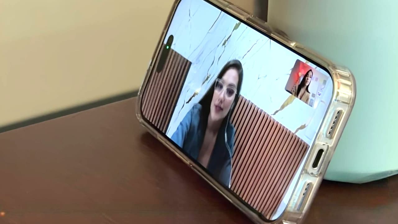 Mujer es víctima de estafadores que fingen ser abogados y arman un show para robarle miles de dólares