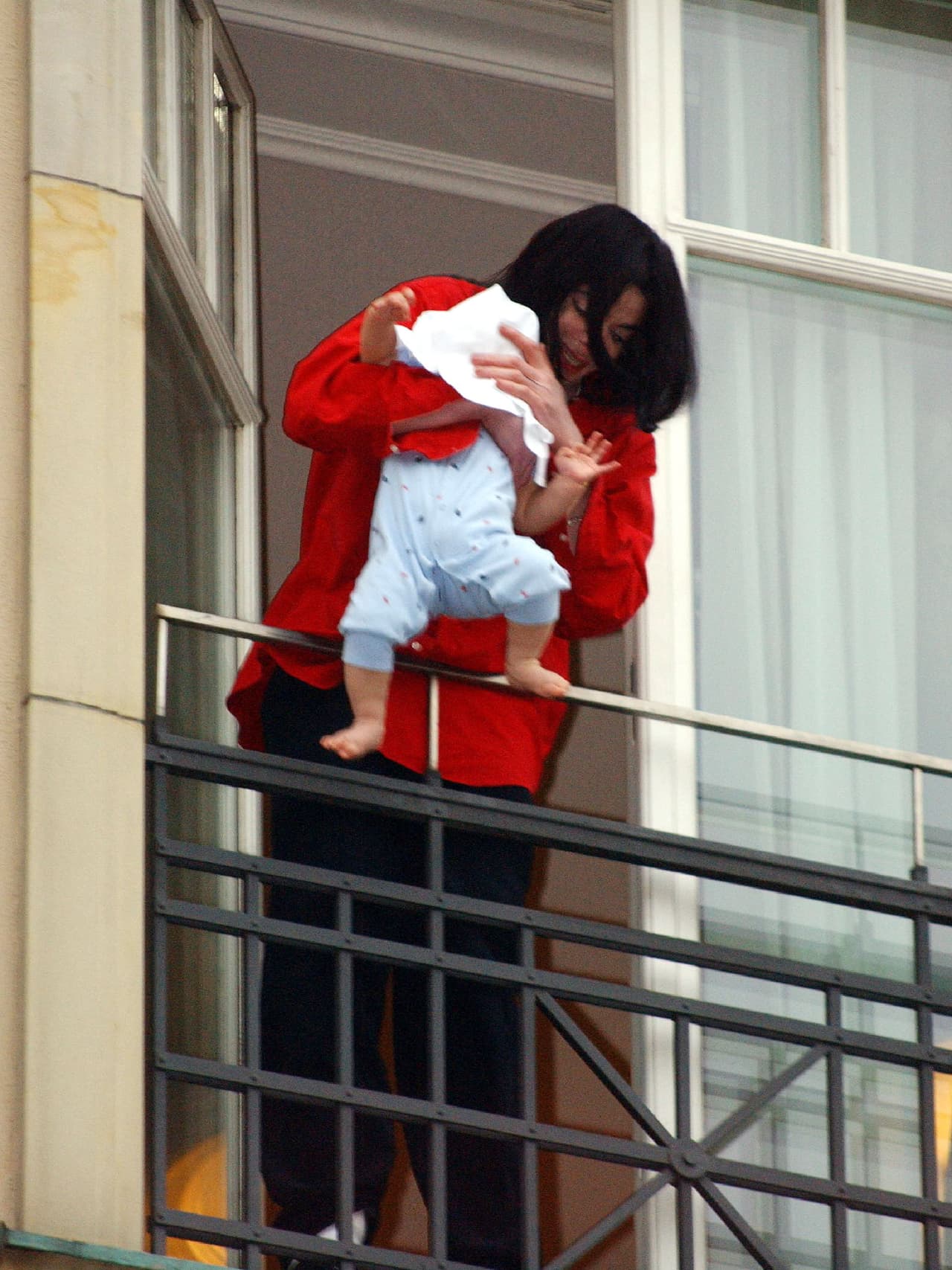 Así fue la primera vez que vimos a Prince Michael II, más conocido como 'Blanket'. El 19 de noviembre en 2002, en el Adlon Hotel de Berlín, Michael Jackson sacó al balcón a Blanket para que la prensa lo tuviera. Nacido el 21 de febrero de 2002, en ese momento tenía ocho meses de nacido.