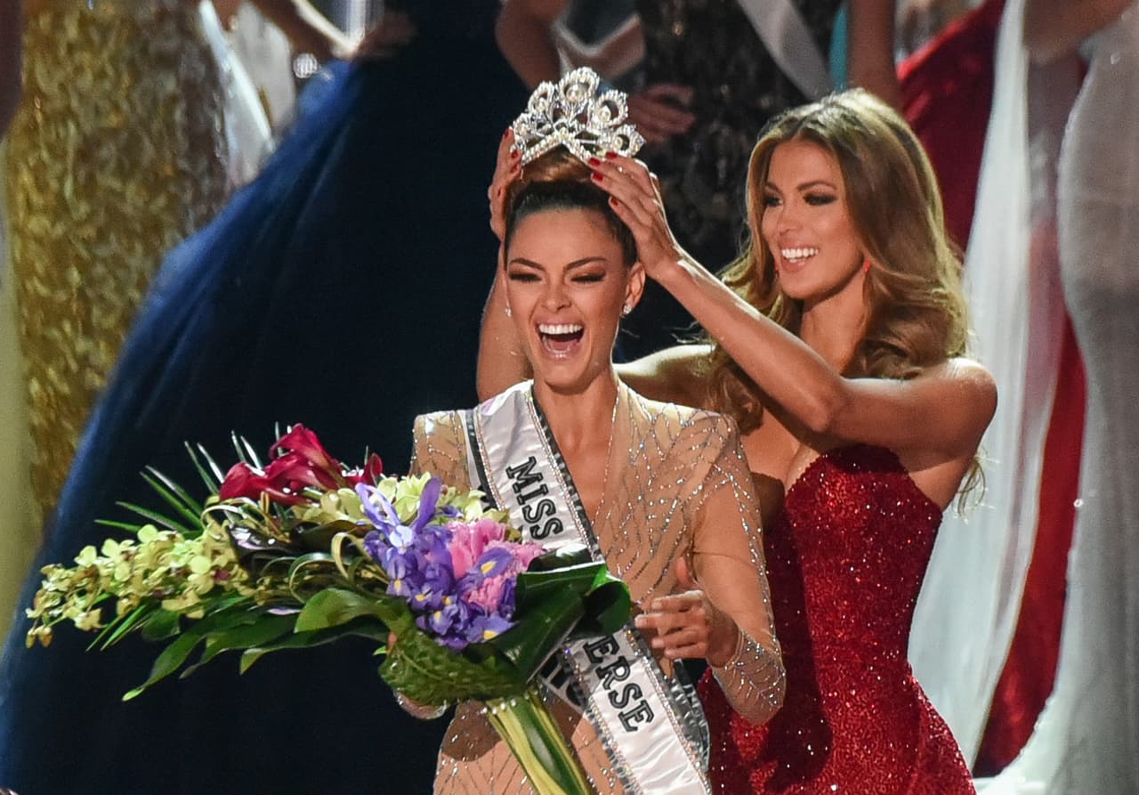 La sudafricana Demi-Leigh Nel-Peters fue coronada por la Miss Universo saliente, la francesa Iris Mittenaere.